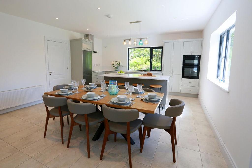 גלוואיי Luxury 6 Bedroom Spiddal Villa, Jacuzzi, Balcony מראה חיצוני תמונה